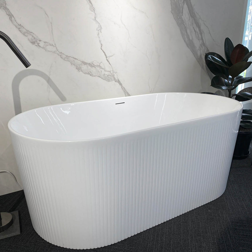 Close-up of Otti Attica Noosa bathtub rim showing gloss white finish and fluted exterior texture by Tilemall