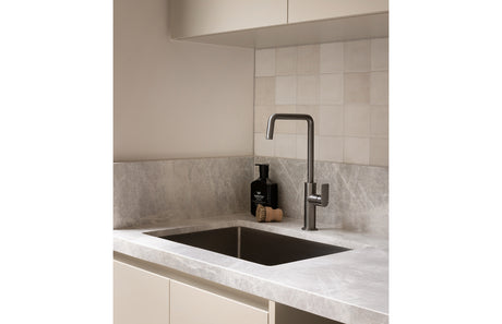lifestyle_115-7300-31_310-1002-51_Mekko_Sink_Mixer_4000_Series_Sink_2_RGB